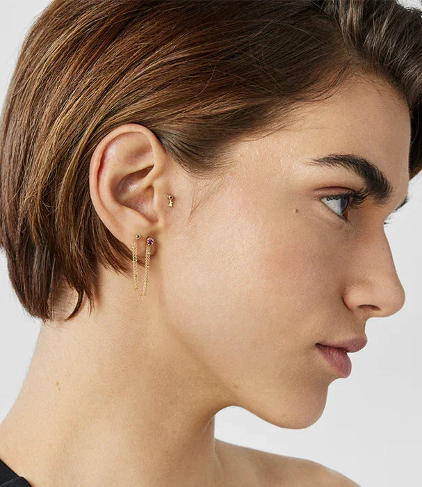 דוגמנית עם עגילי זהב מודרניים, תכשיטים אופנתיים מבית CHOZEN