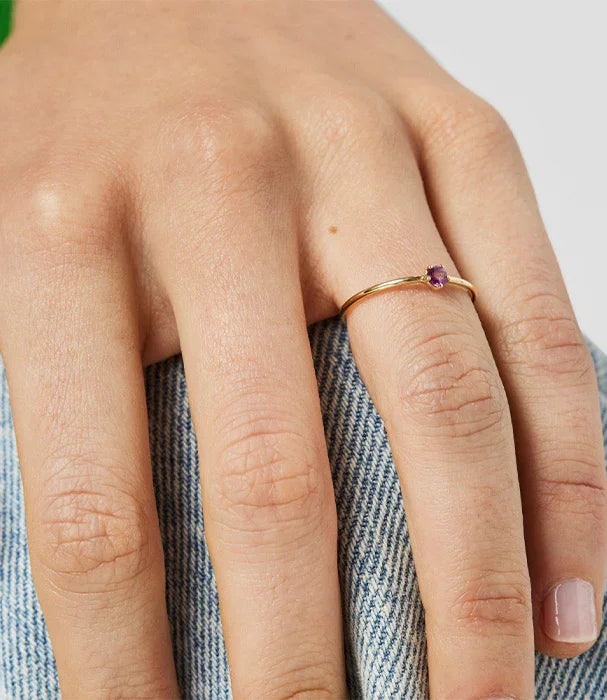 טבעת זהב עם אבן סגלגלה מוצגת על אצבע יד, תכשיטים יוקרתיים CHOZEN