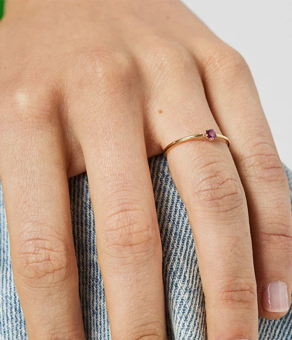 טבעת זהב עדינה עם אבן סגולה על אצבע, צילום תקריב, CHOZEN תכשיטים מובילים