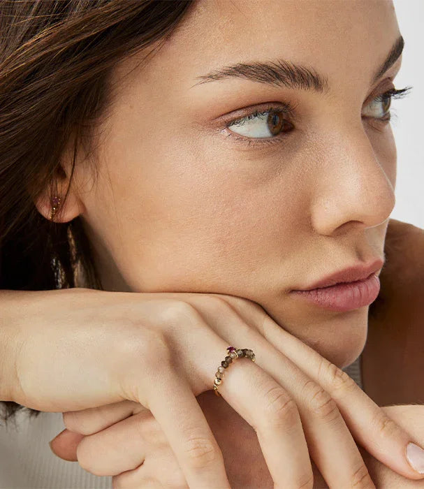 אישה עונדת טבעת זהב משובצת אבנים ועגיל קטן, תכשיטי אופנה CHOZEN