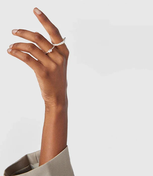 יד עם טבעות כסף אופנתיות, תכשיטים יוקרתיים CHOZEN, רקע לבן