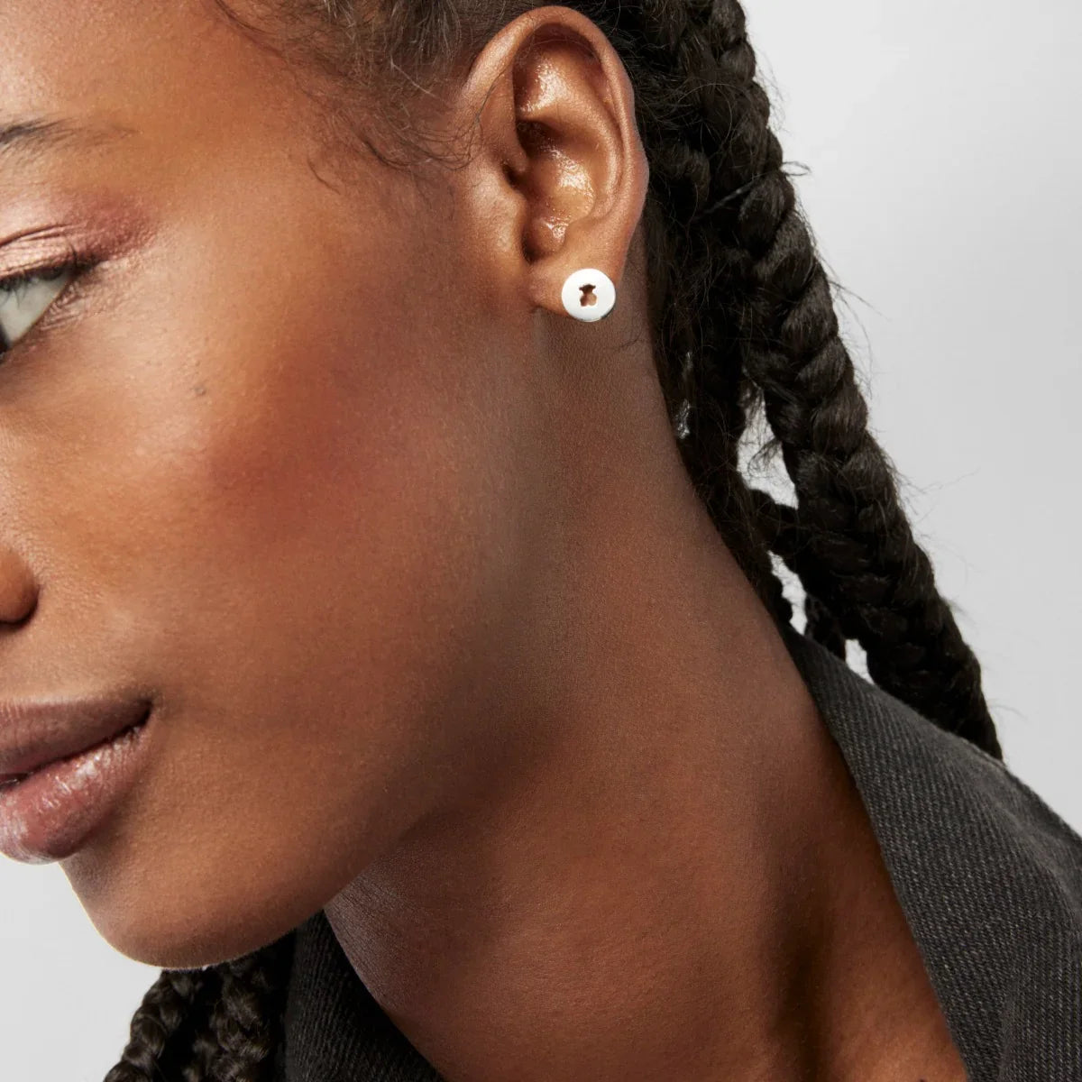 עגיל עגול כסוף על אוזן אישה עם צמות, אופנה יוקרתית CHOZEN, קבוצה אלפא