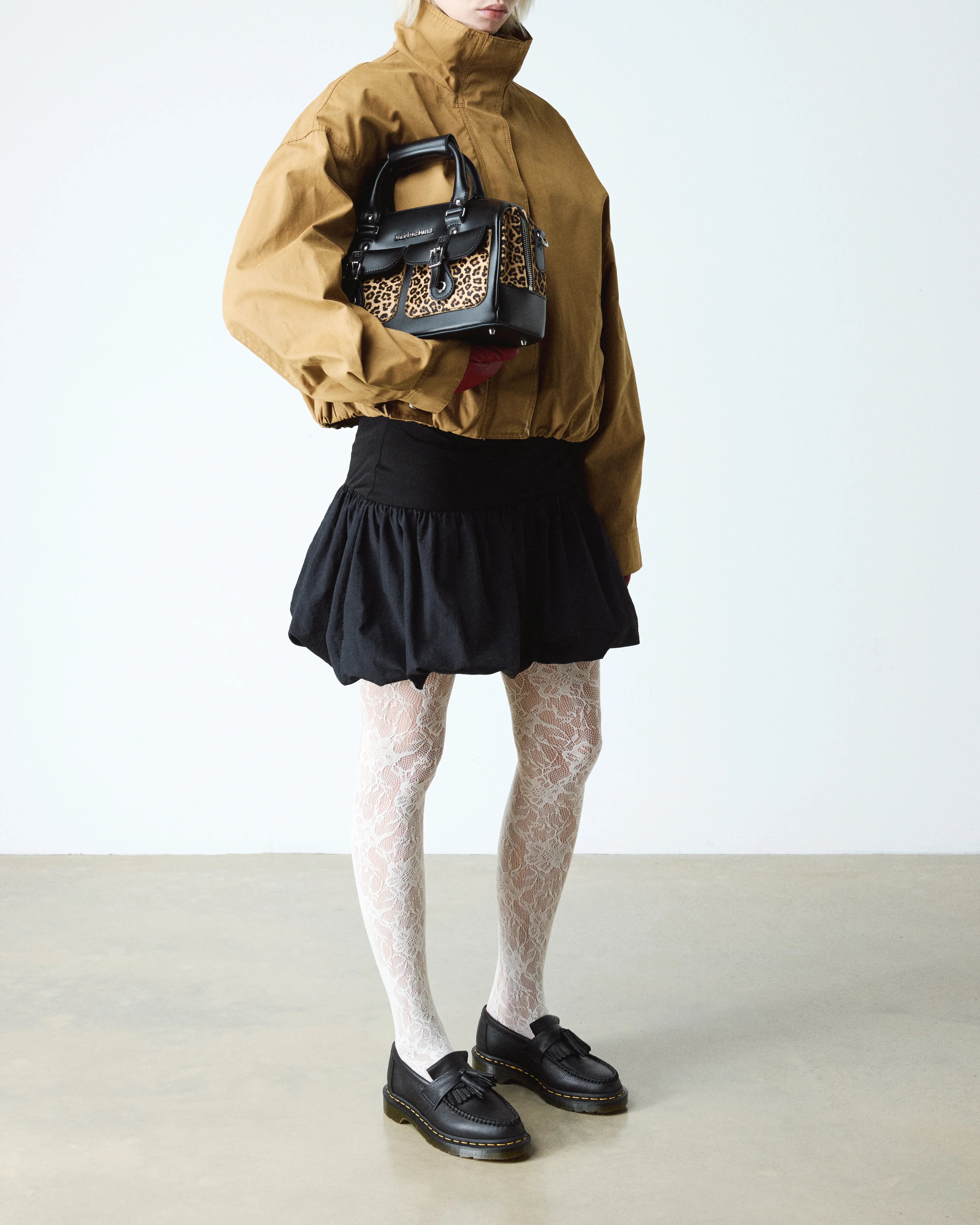 אופנה לנשים CHOZEN, דגם מעיל חום, חצאית שחורה, גרביוני תחרה ותיק הדפס מנומר