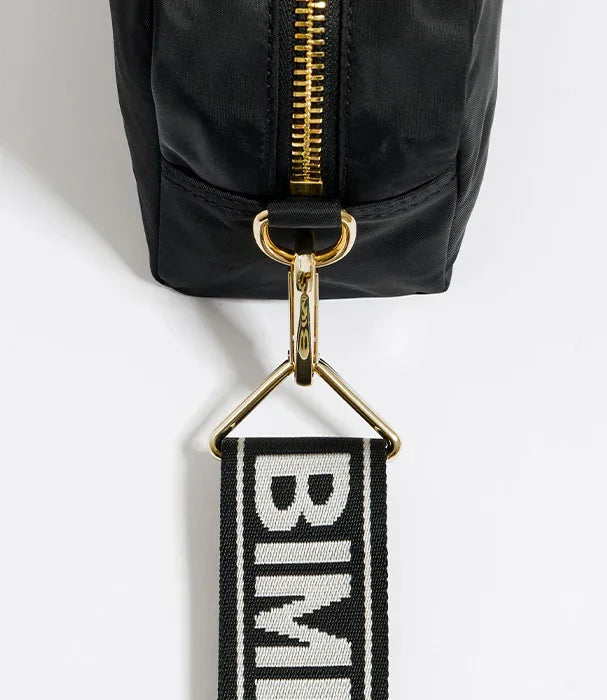 תיק שחור יוקרתי עם רצועה מעוצבת וכיתוב BIMBA באתר CHOZEN מותגים מובילים