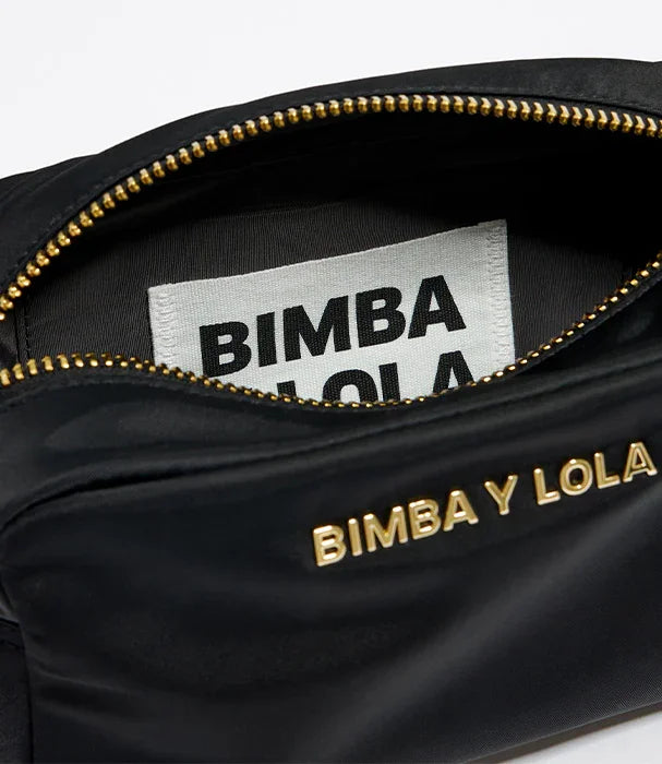 תיק מותג BIMBA Y LOLA בצבע שחור עם רוכסן זהב, צילום תקריב לאתר CHOZEN