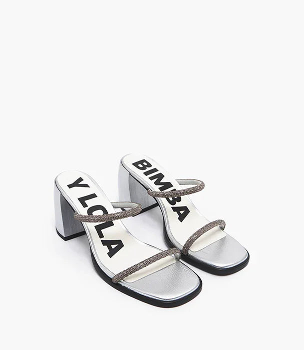 סנדלי עקב כסופים עם רצועות מנצנצות, מותג BIMBA Y LOLA, אופנה יוקרתית באתר CHOZEN