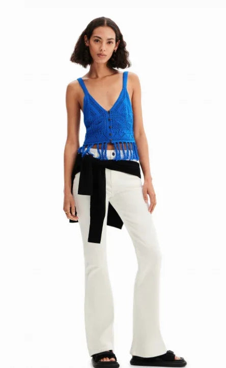 דוגמנית עם גופיית קרושה כחולה ומכנסיים לבנים, אופנה טרנדית CHOZEN