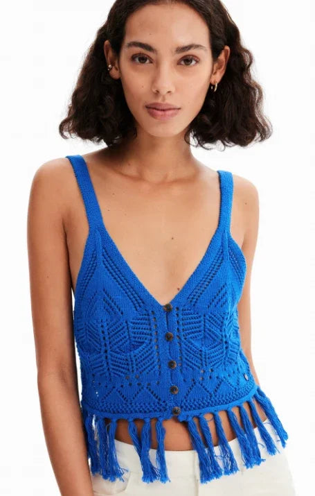 אישה עם גופיית קרושה כחולה עם כפתורים ופרנזים, אופנה טרנדית ב-CHOZEN