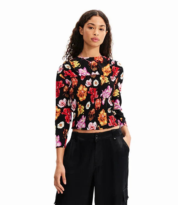 אישה עם חולצת פרחים צבעונית מבית CHOZEN, אופנה טרנדית על רקע לבן