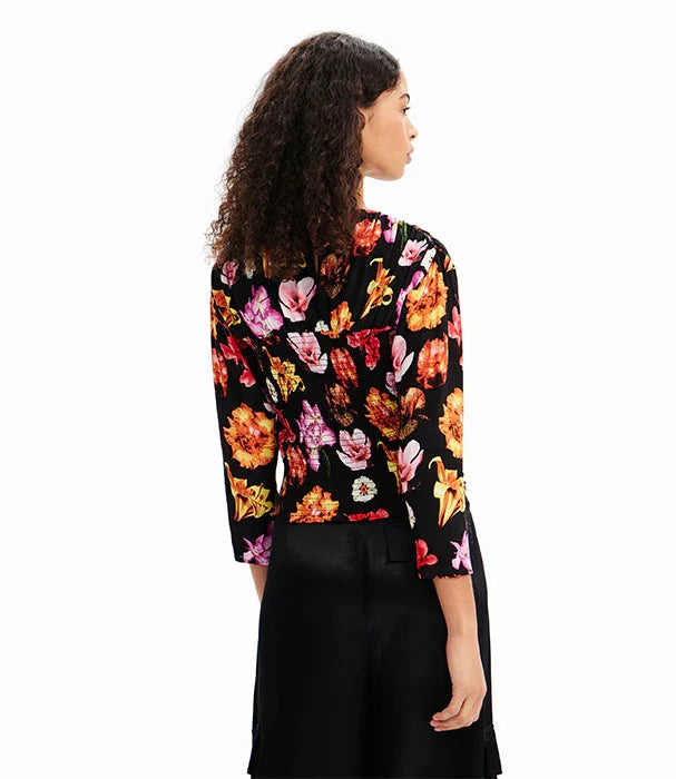 אישה עם חולצה שחורה עם הדפס פרחים צבעוני, אופנה עדכנית CHOZEN