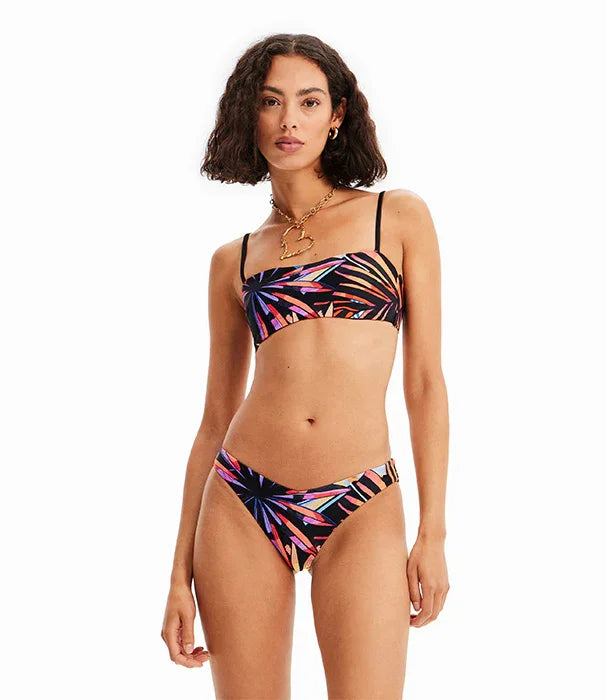 דוגמנית לובשת ביקיני צבעוני עם דוגמת עלים טרופיים, אופנת קיץ CHOZEN