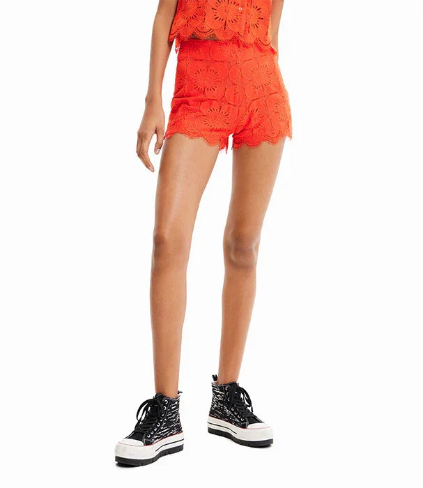 דגם אופנה לנשים, גופיה ומכנסיים קצרים תחרה כתומה, נעלי סניקרס, CHOZEN