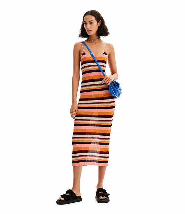 אישה לובשת שמלת קיץ פסים צבעונית עם תיק צד כחול, אופנה עדכנית ב-CHOZEN