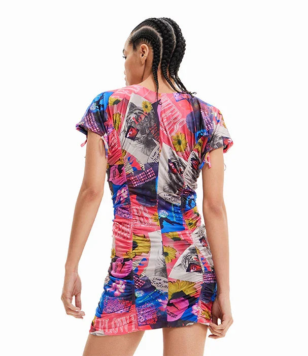 שמלת קיץ צבעונית עם דוגמת קולאז' על דוגמנית, אופנה מודרנית CHOZEN