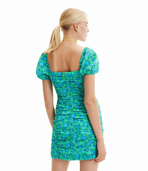 אישה בשמלה ירוקה כחולה קייצית עם שרוולים תפוחים, צילום אופנה ל-CHOZEN