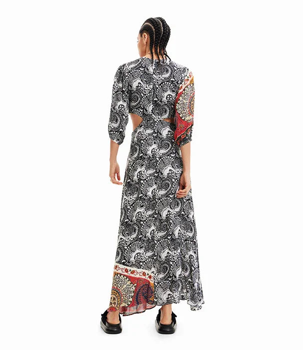 שמלה ארוכה עם דוגמת פייזלי שחור-לבן וכתמי צבע, מצולמת מאחור, ממותגת CHOZEN