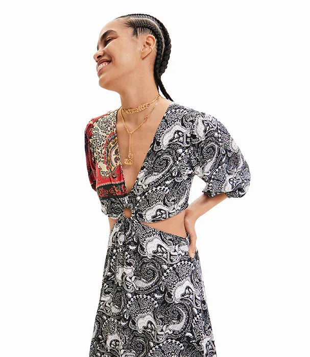 אישה בשמלה עם הדפס פייזלי שחור-לבן ואדום, אופנה מעוצבת מבית CHOZEN