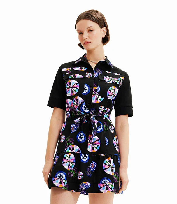 שמלת נשים שחורה עם הדפס גאומטרי צבעוני, אופנת המותגים CHOZEN