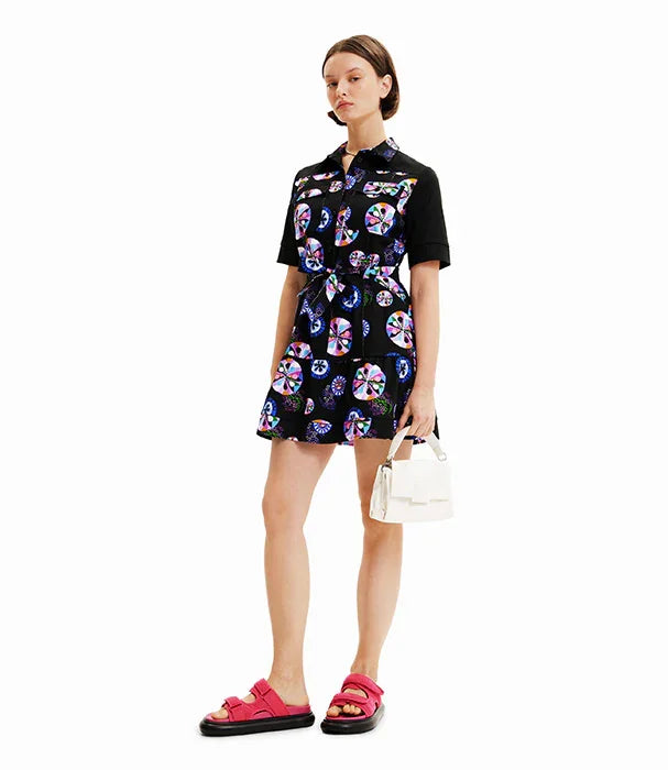 שמלה שחורה עם הדפס צבעוני לאישה, תיק לבן ונעלי סנדל ורודות, אופנת CHOZEN