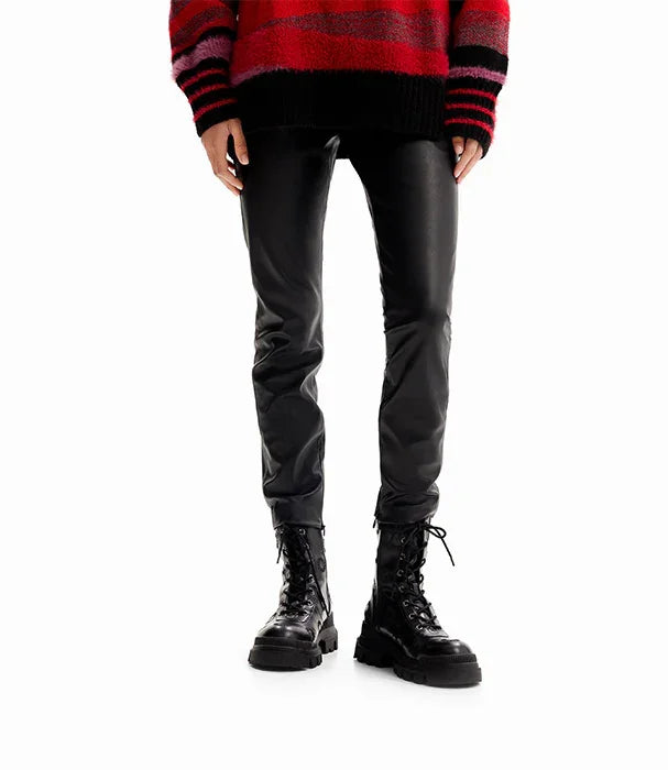 מכנסי עור שחורים לנשים עם מגפיים שחורים, סוודר אדום אופנתי מחנות המותגים CHOZEN