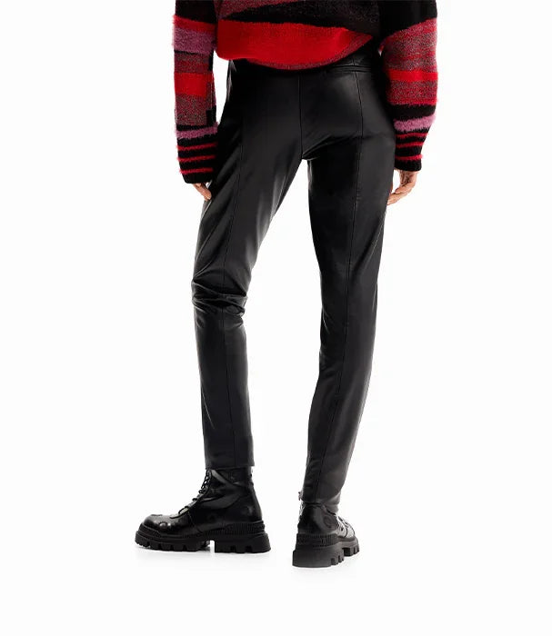 מכנסי דמוי עור שחורים לאישה, מגפיים שחורים, סווטשרט צבעוני, אופנה ב-CHOZEN