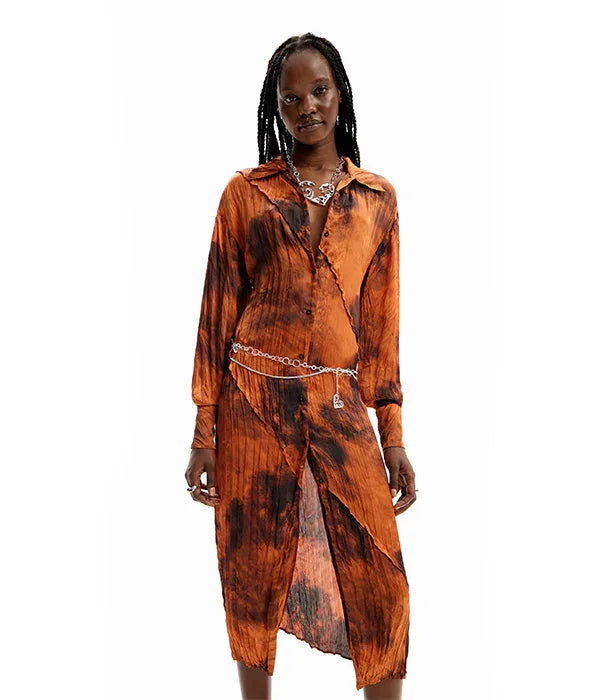 שמלה כתומה אופנתית צבועה באפקט טאי דאי, מבית CHOZEN, על דוגמנית ברקע לבן