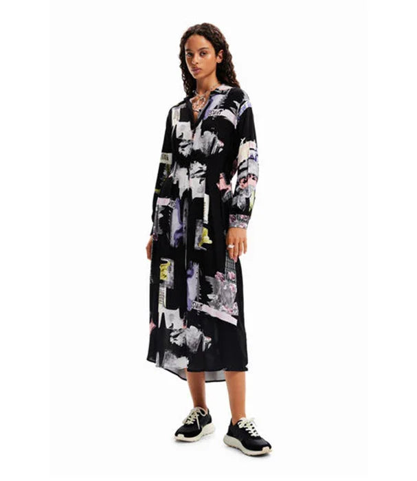 אישה לובשת שמלת מקסי שחורה בהדפס גרפי צבעוני, אופנה מודרנית CHOZEN