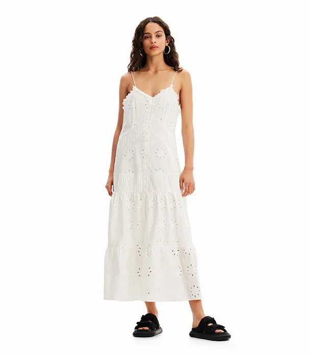 שמלת קיץ לבנה בסגנון בוהו לנשים עם כתפיות דקיקות, מתוך מותג על באתר CHOZEN