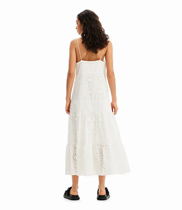 שמלת קיץ לבנה עם כתפיות דקות ודוגמת חיתוכים, מוצג על דוגמנית, CHOZEN מותגים מובילים