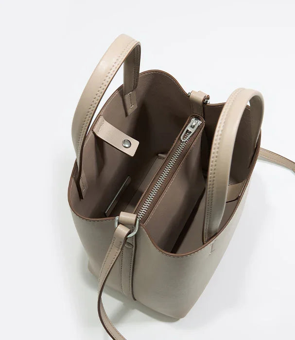 תיק עור בצבע בז' עם ידיות כפולות מבית CHOZEN, חלוקה פנימית ותא רוכסן, עיצוב אלגנטי