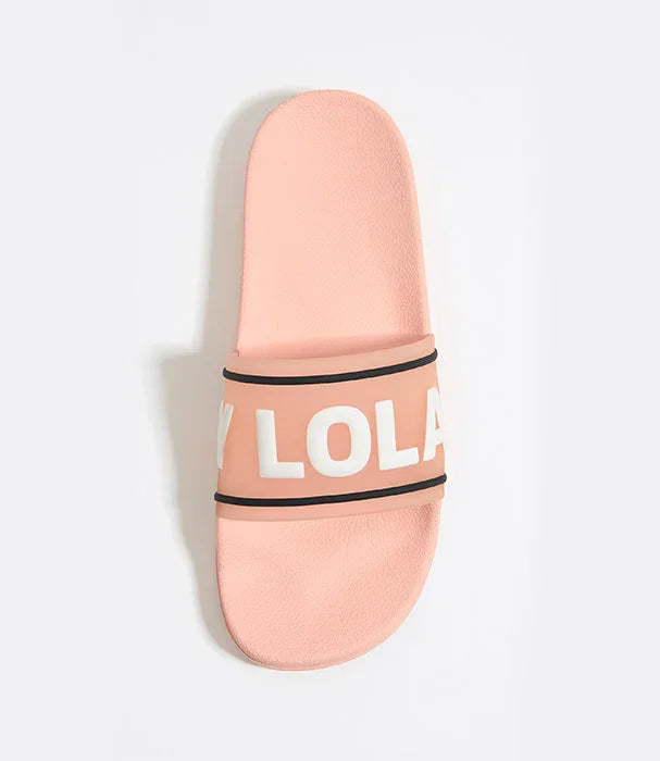 כפכף סלייד ורוד עם כיתוב לבן LOLA, עיצוב אופנתי מבית המותגים המובילים CHOZEN