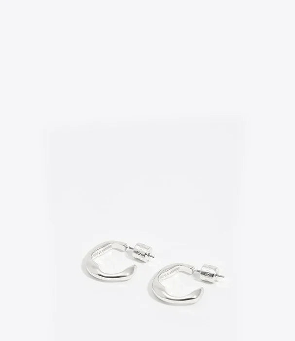 עגילי חישוק מכסף מעוצבים בקווים מודרניים, מבית CHOZEN קבוצת אלפא