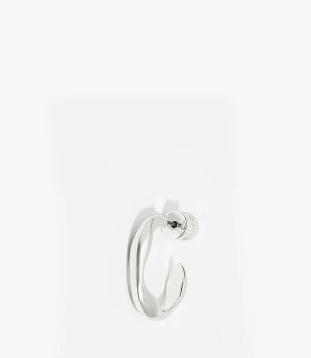 עגיל כסף מעוצב באסתטיקה מודרנית, מבית CHOZEN, רקע לבן נקי