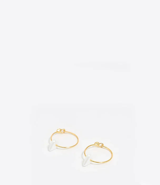 עגילי חישוק זהב עם תליון לבן, צילום מוצר למותגי תכשיטים באתר CHOZEN