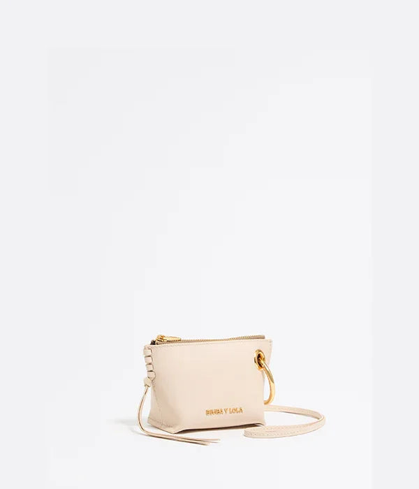 תיק קטן בצבע בז' עם רצועה דקה, לוגו Bimba Y Lola, מבית CHOZEN קבוצת אלפא