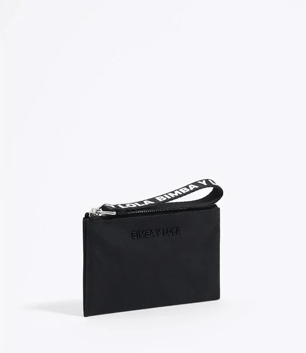 ארנק שחור Bimba Y Lola עם רצועת יד אופנתית, צולם על רקע לבן, מותגי יוקרה ב-CHOZEN