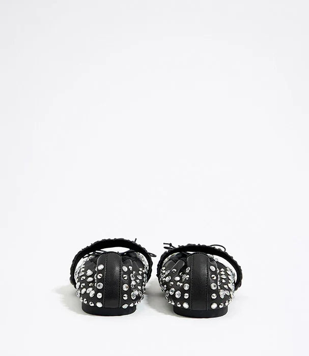 נעלי בלרינה שחורות עם ניטים כסופים, צילום אחורי, אופנה יוקרתית CHOZEN