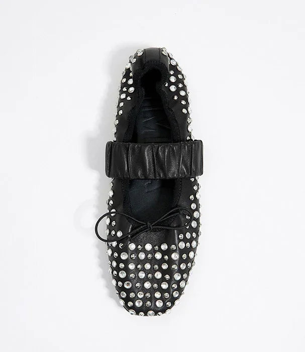 נעל בובה שחורה לנשים עם ניטים כסופים, עיצוב יוקרתי מבית CHOZEN