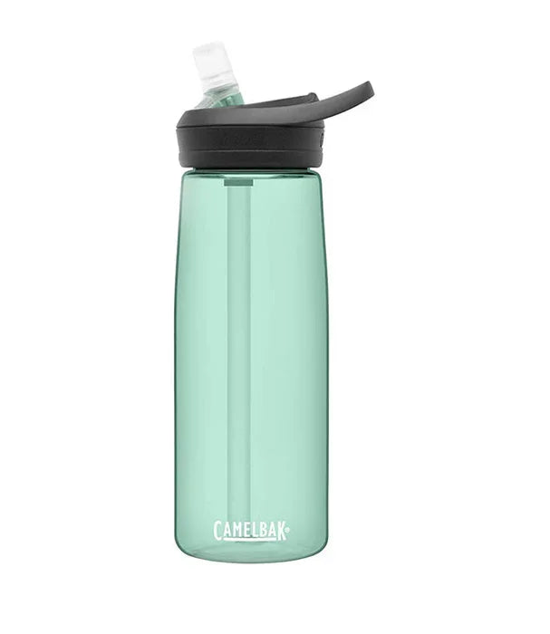 בקבוק שתייה CamelBak ירוק עם פיה מתקפלת, מוצג על רקע לבן, מותגים מובילים CHOZEN