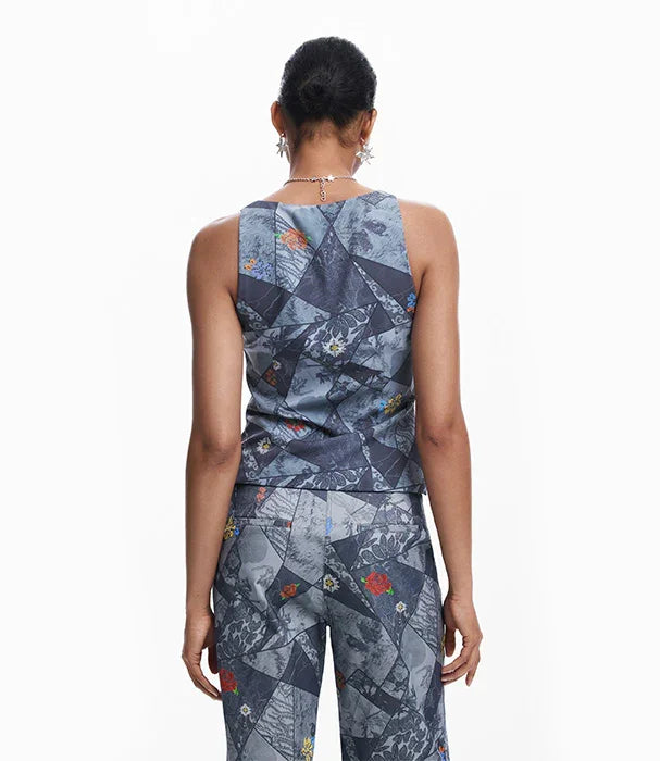 אישה עם שיער אסוף לובשת חולצת גופיה ומכנסיים תואמים בדוגמת פאטץ' פרחוני כחול, צילום גב, CHOZEN