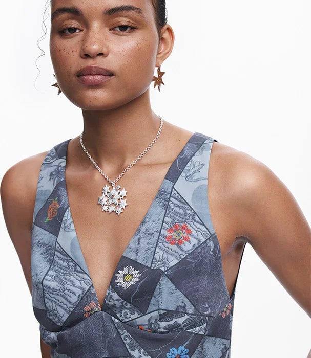 אישה לובשת שמלה עם הדפס גיאומטרי ותכשיטי כוכבים, צולם עבור CHOZEN מותגים מובילים