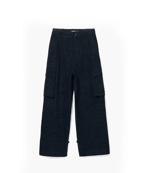 מכנסי קארגו רחבים בצבע שחור לנשים, מבית CHOZEN, עם כיסי צד בעיצוב מודרני