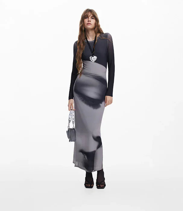 דוגמנית לבושה שמלת מקסי שחורה ואפורה עם הדפס אומנותי, תכשיט לב ותיק כסוף, אופנה עדכנית CHOZEN