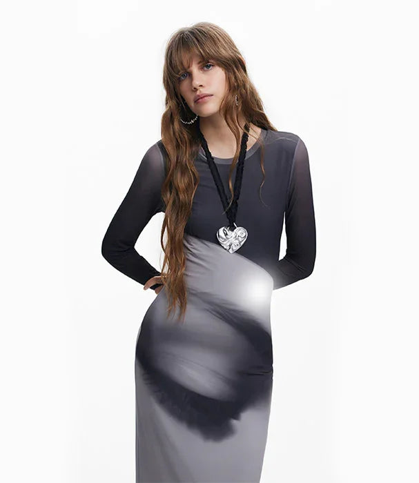 אישה בשמלת מקסי בצבעי שחור-אפור, שרשרת גדולה, אופנת נשים יוקרתית CHOZEN