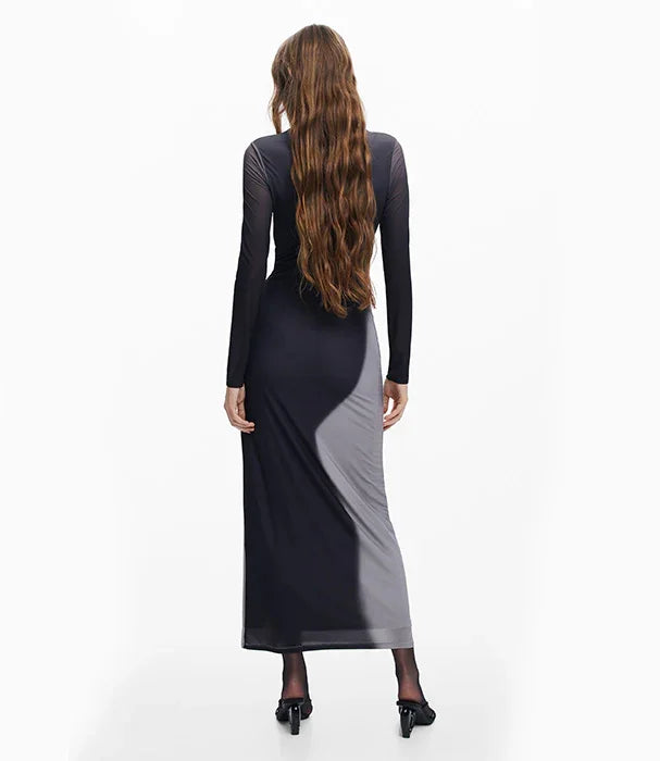 אישה בשמלת ערב ארוכה בשחור ואפור, עיצוב אופנתי מ-CHOZEN, צילום גב על רקע לבן