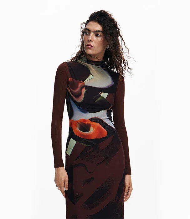 שמלה חומה עם שרוולים ארוכים והדפס אומנותי על דוגמנית, אופנה לנשים באתר CHOZEN