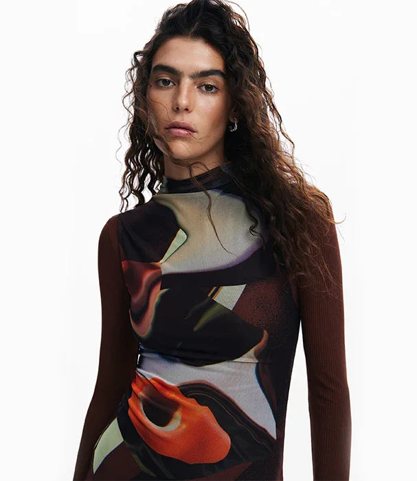 דוגמנית עם שיער מתולתל בשמלה צבעונית של מותג אופנה, צילום לאתר CHOZEN