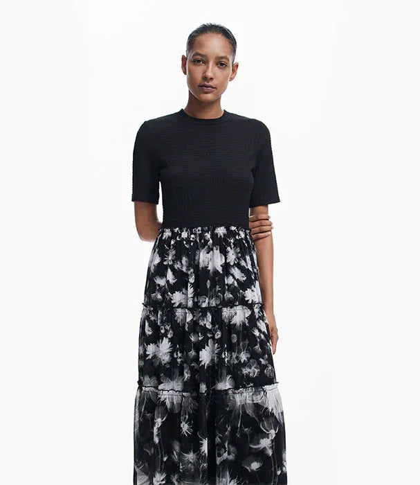 שמלת נשים שחורה עם חצאית מודפסת פרחים לבנים, צילום אופנה CHOZEN