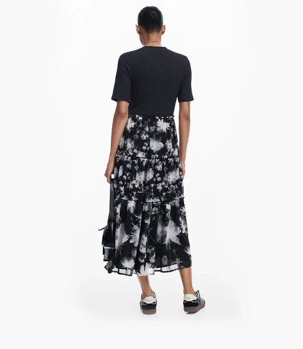 אישה עם שמלת מקסי שחורה עם הדפס פרחים, CHOZEN אופנה מובילה מבית קבוצת אלפא