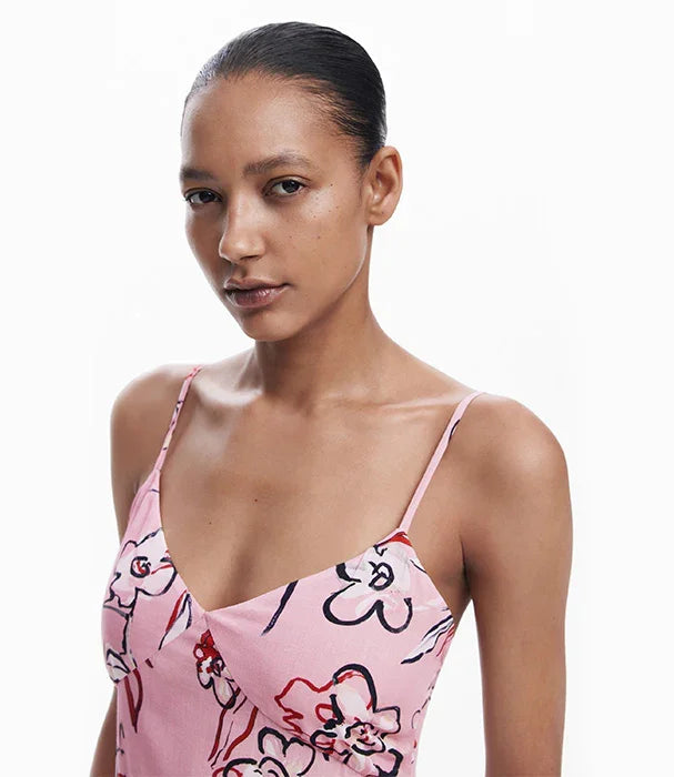 דוגמנית לובשת שמלת קיץ ורודה עם הדפס פרחים, אופנה עדכנית בחנות CHOZEN